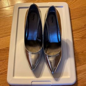 Women’s Size 9 Silver Shoes